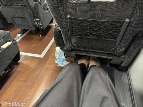 座ったときの具合はこんな感じ。余裕で足を伸ばせます！