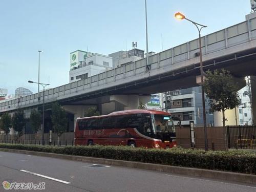 難波に到着。降車バス停は難波パークス前なので難波の中でも南側です