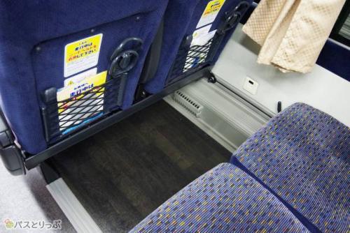 シートの足元のゆとりはこのくらい