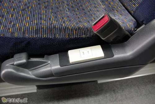 各座席に1つずつコンセントが用意されている