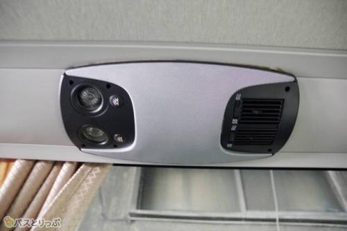 座席前方の個別空調と読書灯