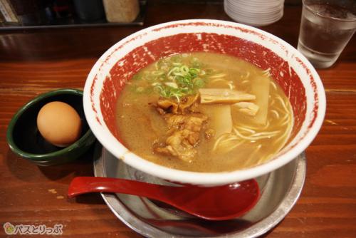 徳島ラーメン。生タマゴを落とす前