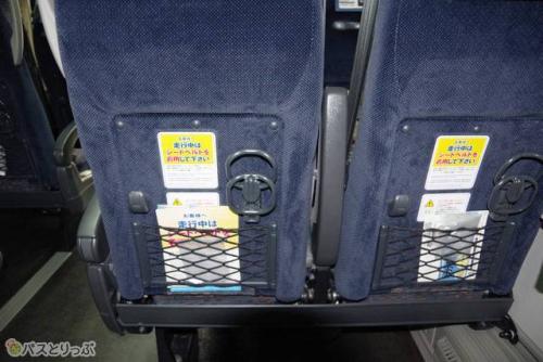 座席前方には網ポケット、ドリンクホルダー、荷物掛け