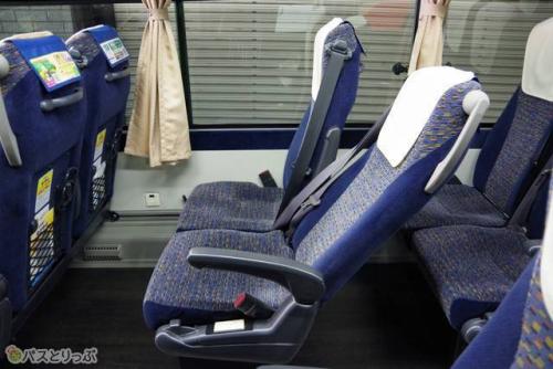 座席リクライニング（手前が倒した状態、奥が元の状態）