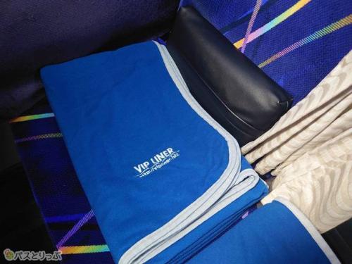 各席にはブランケットと枕が