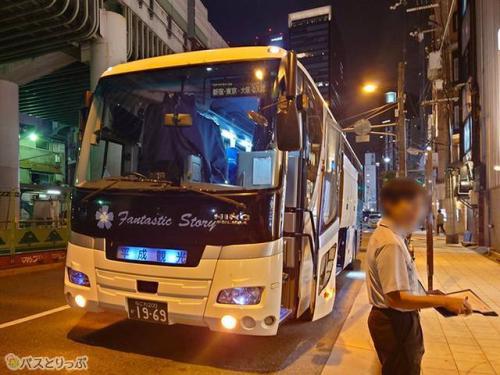 バスがVIPヴィラなんばに到着