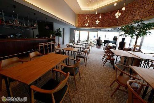 カフェ・バーを兼ねた広いラウンジ