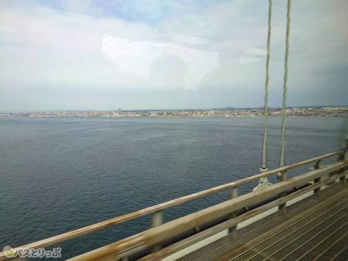 明石海峡大橋を通過中