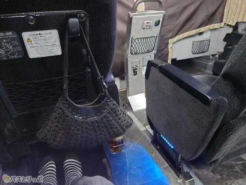 A席とB席の間は30cm