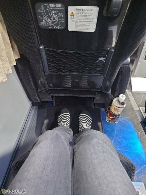 通路側にドリンクホルダーがあります