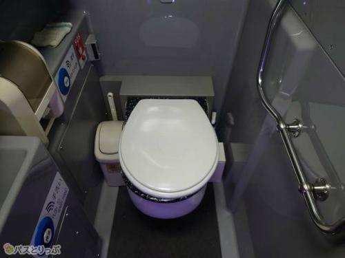 車内中央あたりにはトイレが