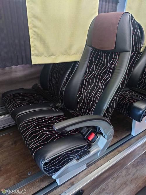 シートの間にはカーテンが