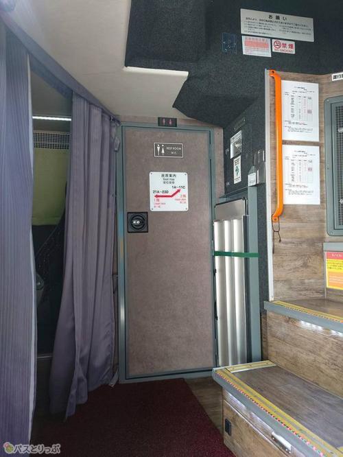 乗車すると、正面にトイレが
