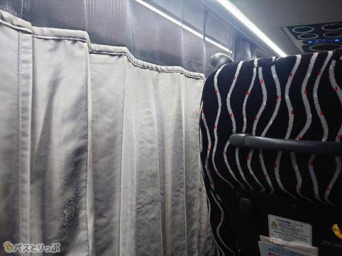 カーテンを引いてみました