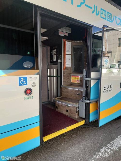 乗降は車両右側面のドアから