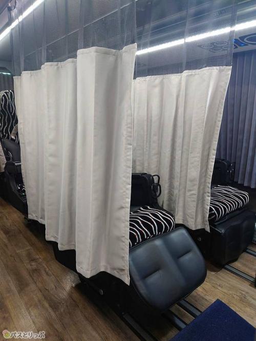 3列中央のシートにもカーテンが