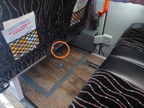 足元には充電用のUSBポートが