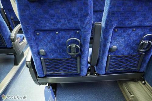 荷物掛け・網ポケット・ドリンクホルダーは前方に