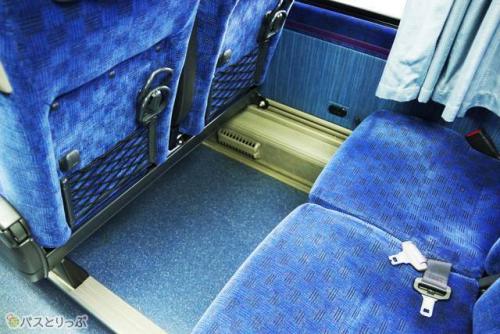 シートの足元のゆとりはこのくらい