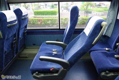 座席リクライニング(手前が倒した状態、奥が元の状態)