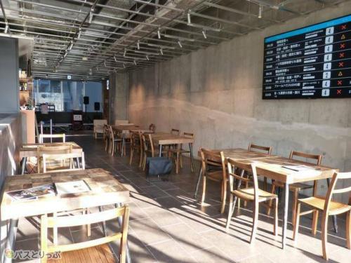 テーブル席エリアは掲示板が近いため、出発間際の利用に最適