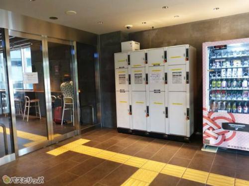 施設の端、自動扉の外にあるので、見落としにご注意