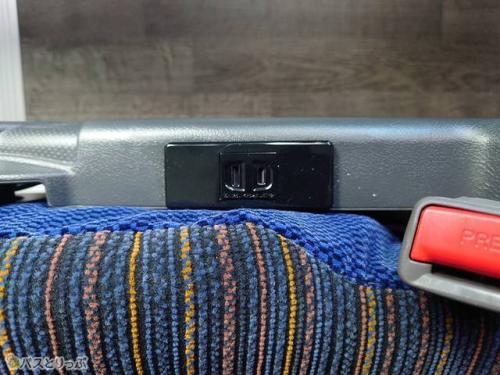 アームレストの下にコンセントが