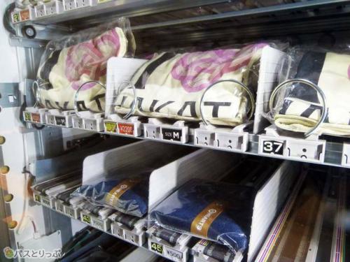 自動販売機にオリジナルグッズのTシャツや毛布もある