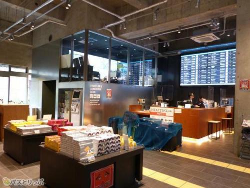 インフォメーションカウンターはショップの隣に