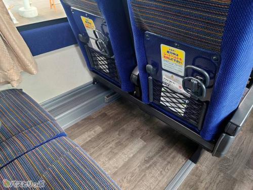 足元はシンプルに