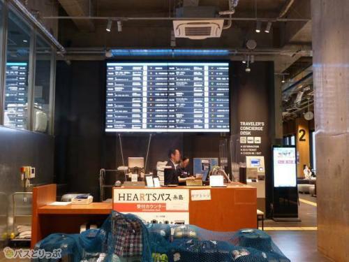 カウンターの上の掲示板でバス便をチェックできる