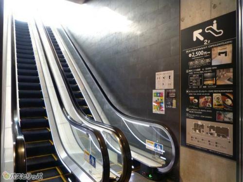 2階へ上がるエスカレーター