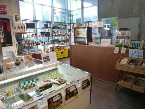 ショップでは2階カフェのお弁当も買える