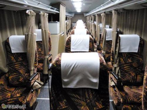 3列独立シートハイデッカー車の車両内部