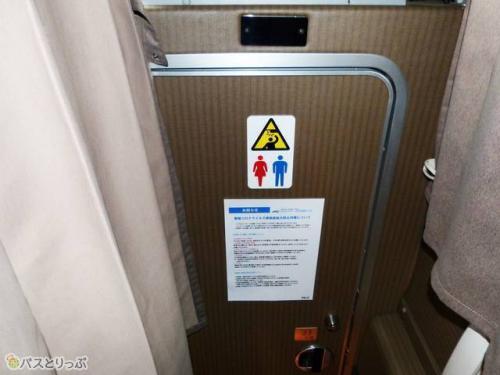 カーテンの中に入口がある