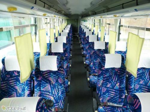 4列シートハイデッカー車の車両内部
