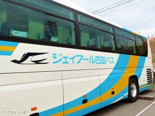 車体側面。颯爽と飛ぶツバメのマーク!