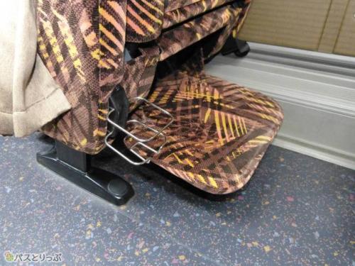 ドリンクホルダーはフットレストの隣