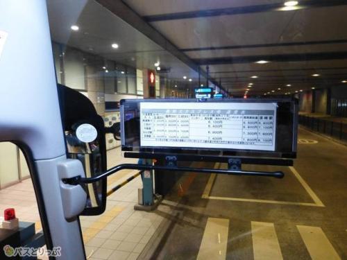 入口上にはバス運賃の料金表がある