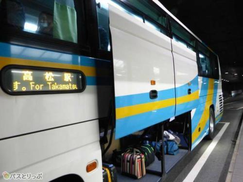 トランクルームはこちら(写真は4列シート車)