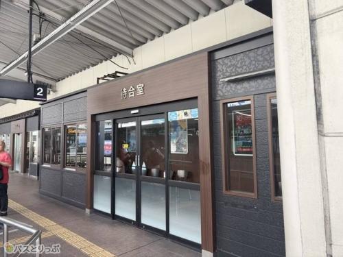 待合室はのりば近くにも複数点在