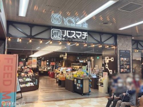 待合室直結のおみやげ屋&フードホール!