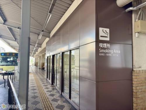 喫煙所。到着ホームは出発ホームの反対側です