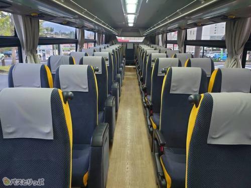 シート配置は横4列