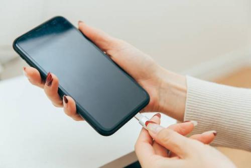 充電中のスマートフォン