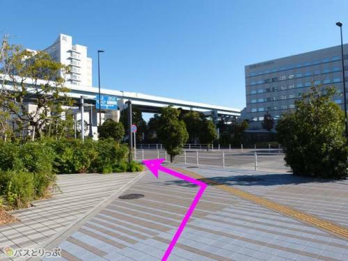 写真はロータリーから大通りを見たところ。どのルートでも、上にゆりかもめの線路が走っている大通りへ出て左折すればOK