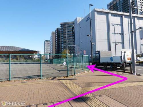 階段を下りて左折し、有明GYM-EX方向へ