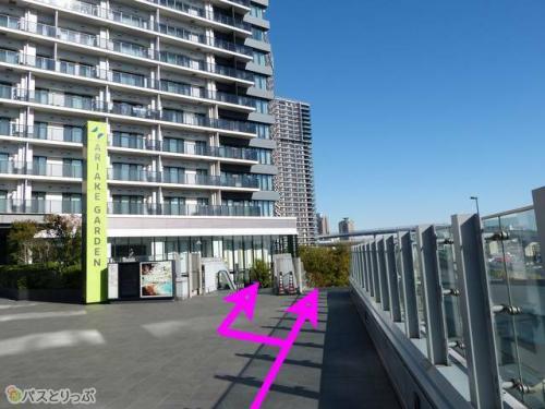 階段とエスカレーターが並んでいる。どちらを使ってもOK