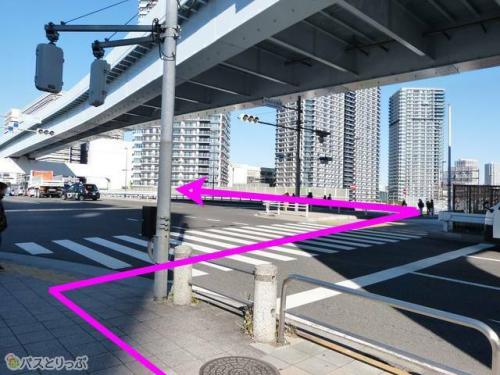 有明中央橋南交差点で横断歩道を渡る(右折・左折してもとの直進に戻る形)