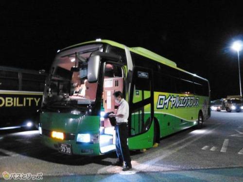 休憩中は乗務員がバスの入口付近で待機していてくれる